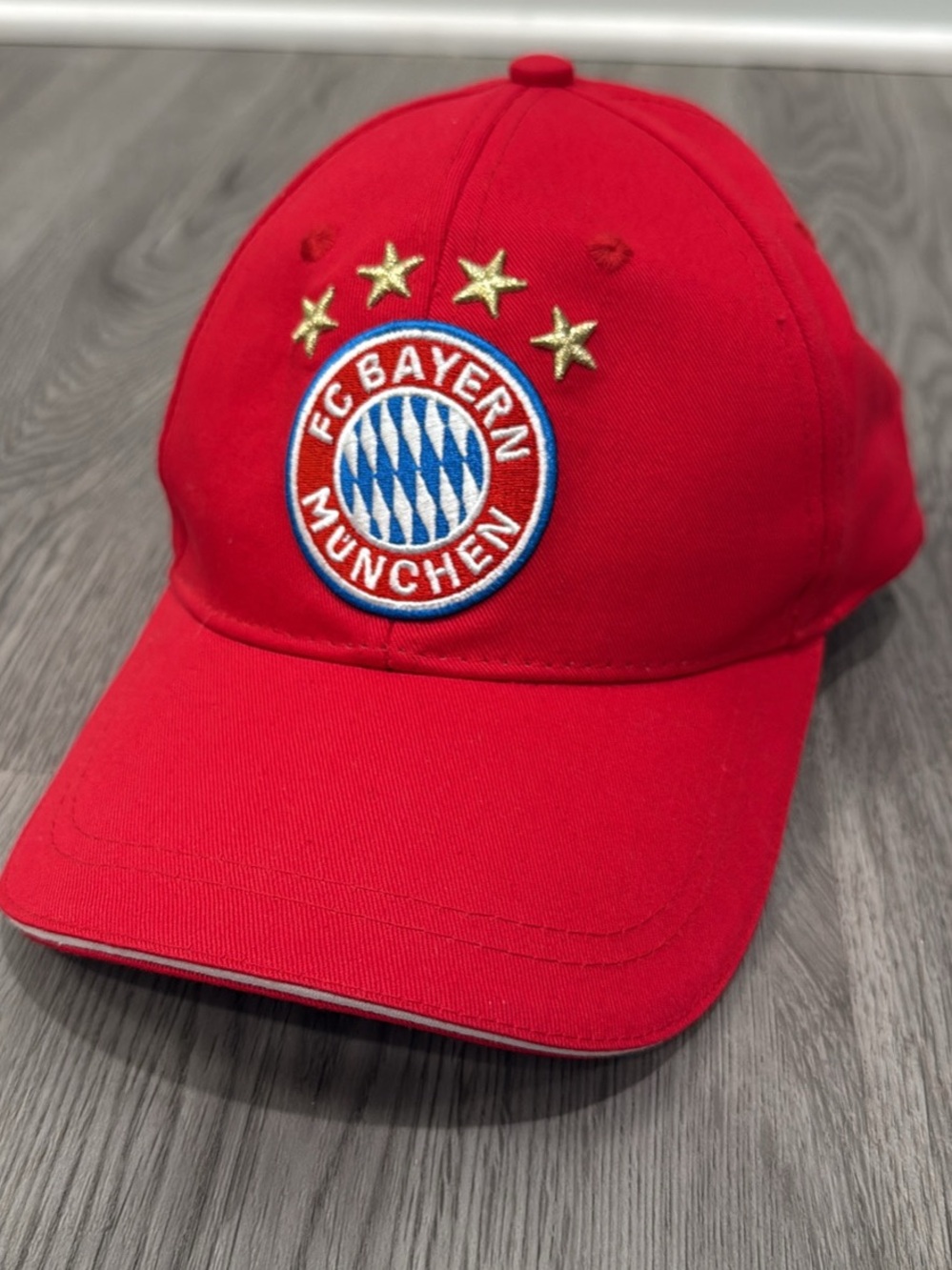 FC Bayern München Red Baseball Cap - Embroidered Crest